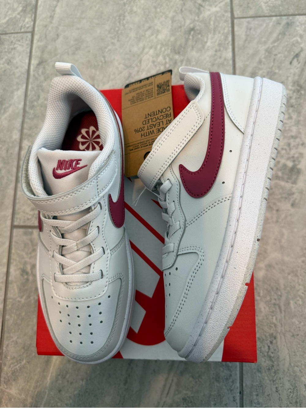 New boys girls Nike Sz 2, 3 White Low-Top Shoes